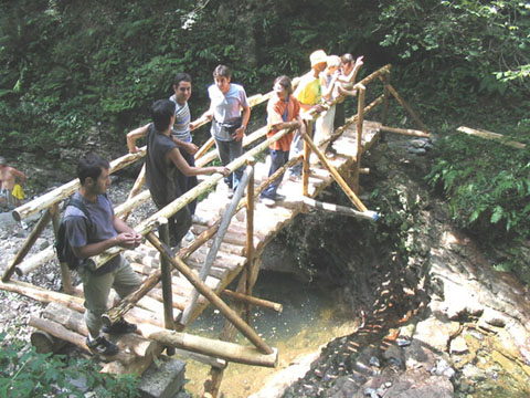 Il nuovo ponte di legno in Valle Bova