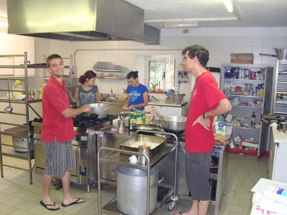 I volontari in cucina a Prim'Alpe
