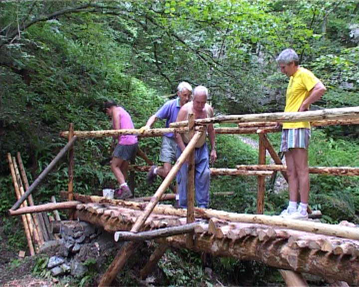 Il nuovo ponte di legno in costruzione