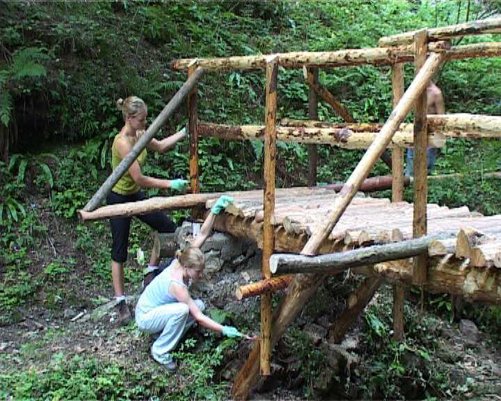 Il nuovo ponte di legno in costruzione